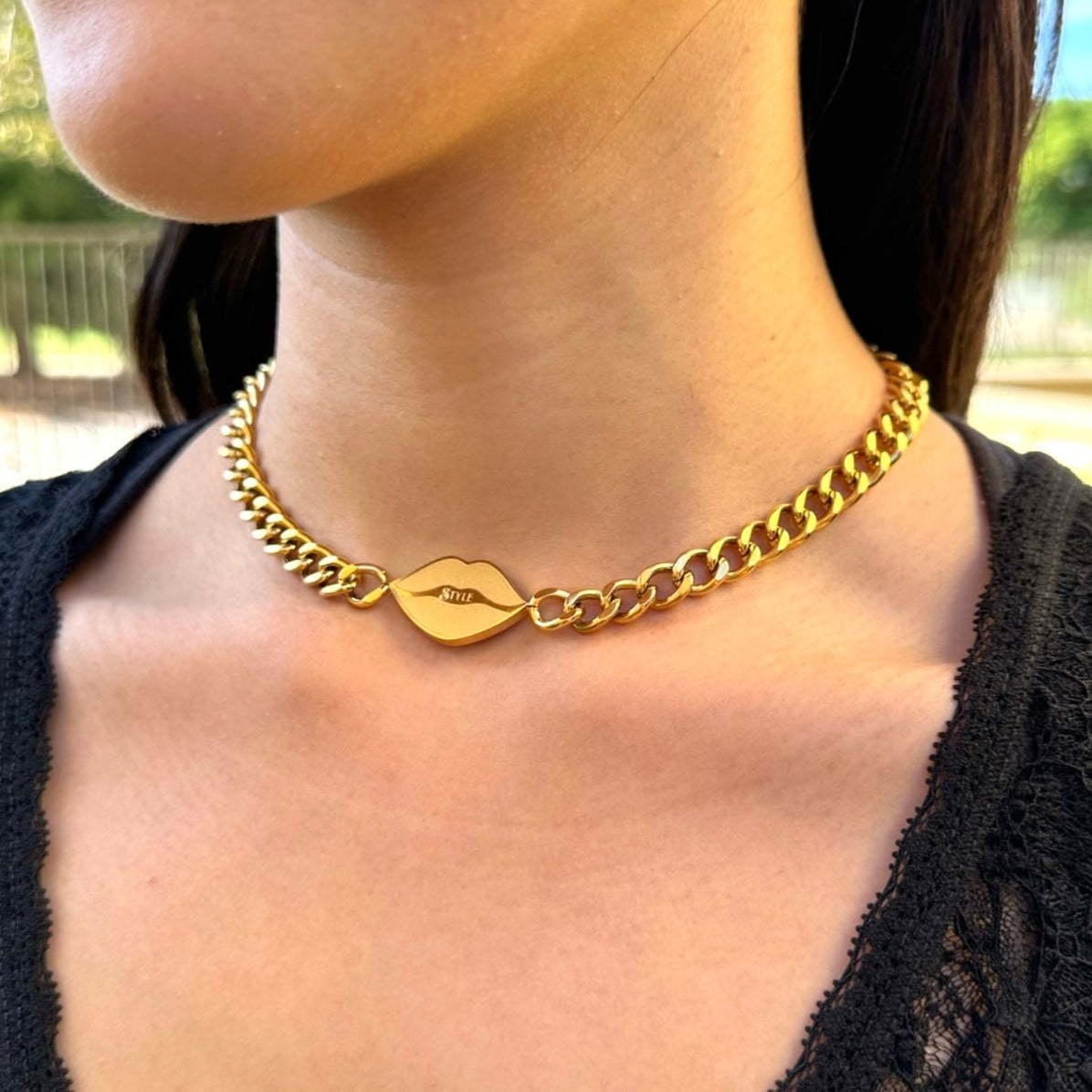 Kissy Statement Necklace