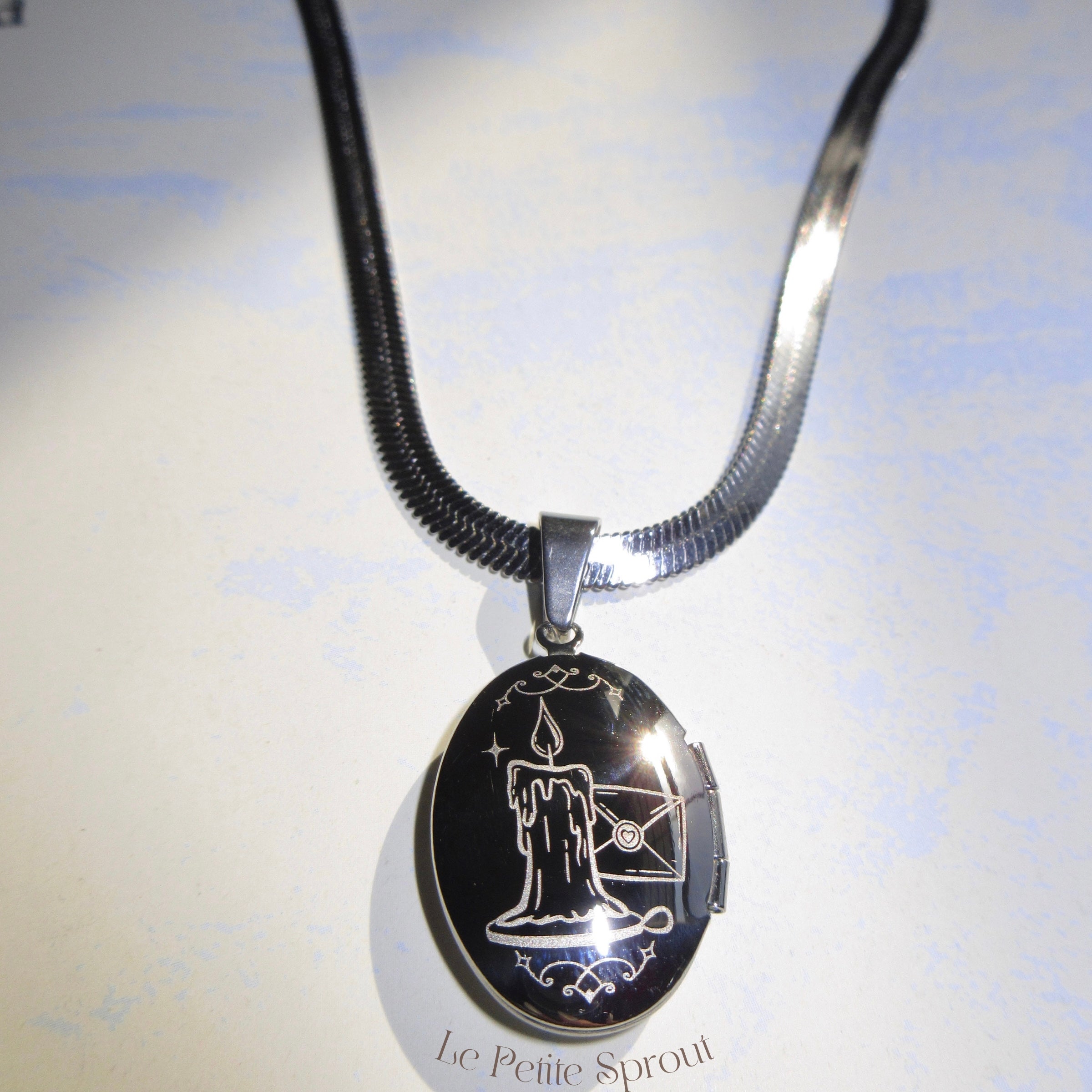 Hold on to Memories Locket Necklace – Le Petite Sprout